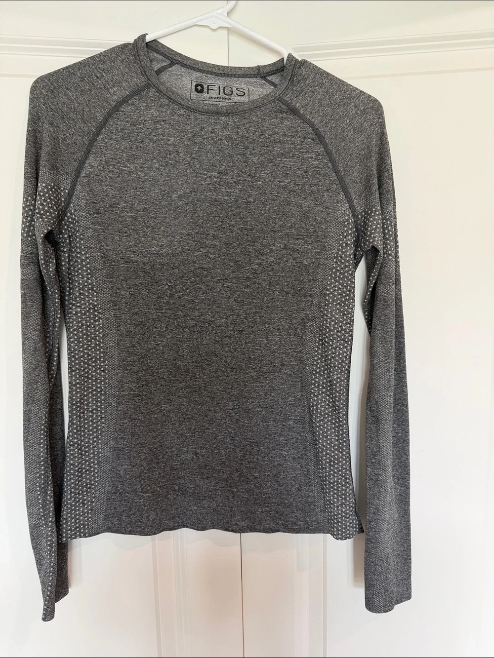FIGS Gray Long-Sleeve Seamless top - Picture 1 of 6